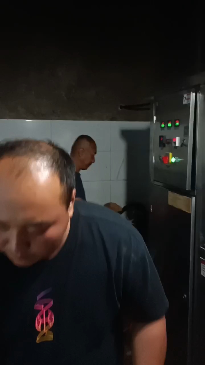 【标题】科技改变农业!这台全自动机器让宰鸡效率飙升10倍!