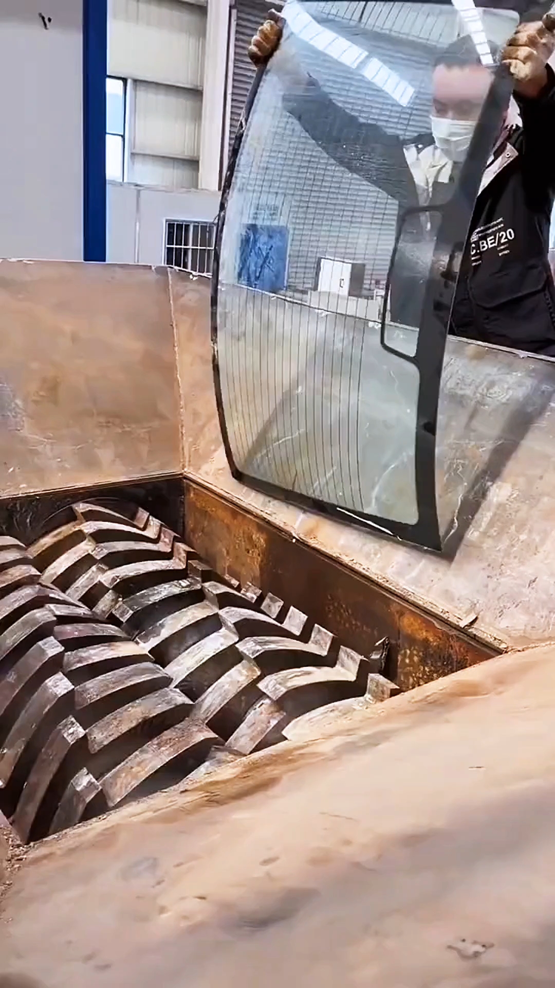 大型绞肉机，谁来谁扁！