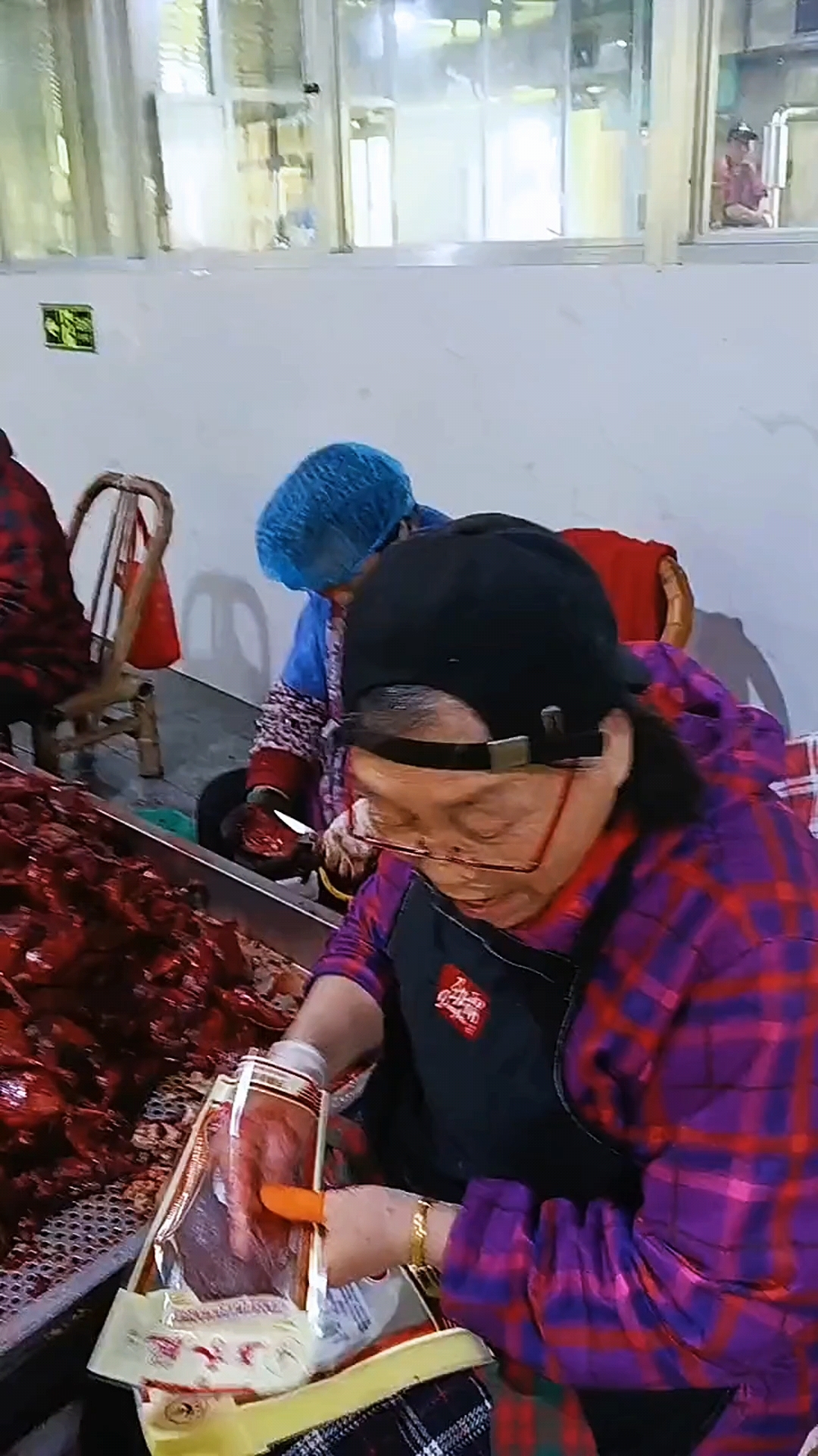 这种麻辣鸡腿都是人工进行包装?