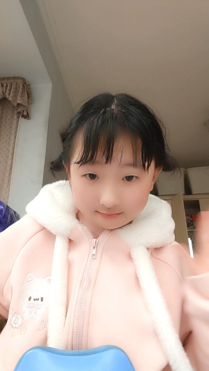 今天我们来吃一个奶油毛毛虫面包叭~
