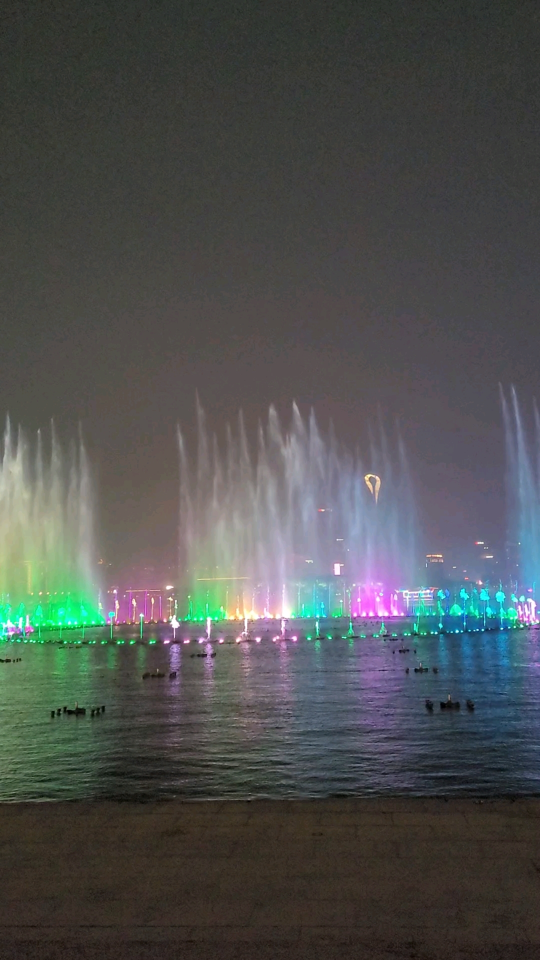 苏州金鸡湖景区音乐喷泉,喷泉界里的航母