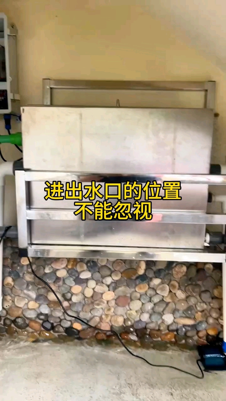 位于海南的一个小鱼池,两三吨水过滤系统放在楼梯的拐角处,画红