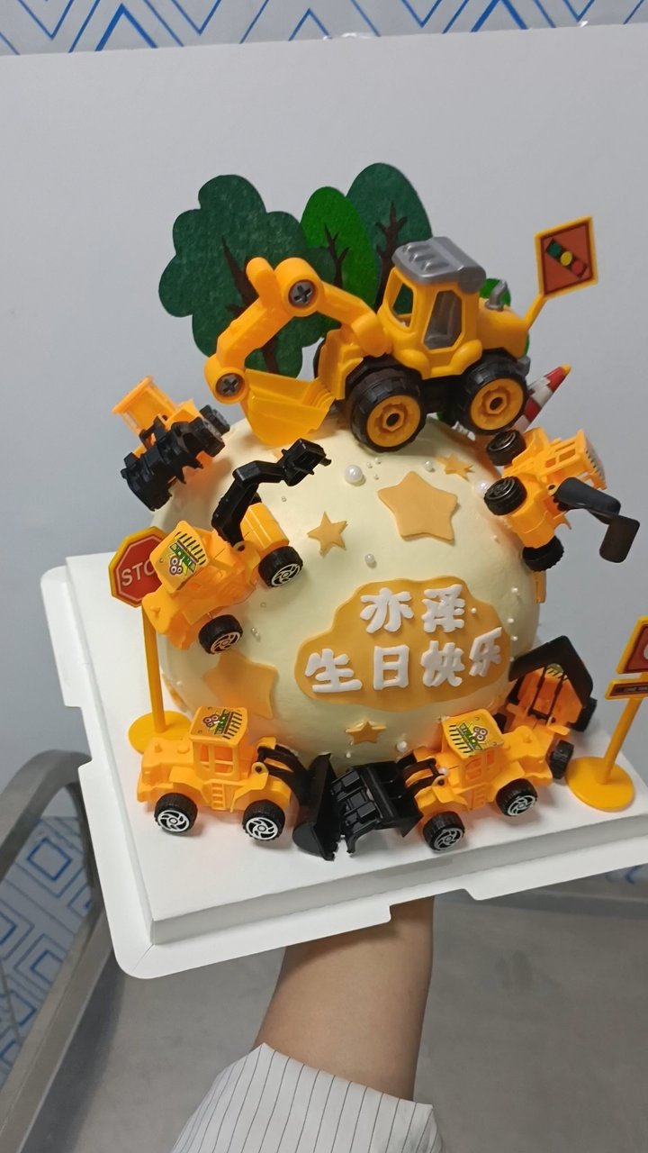 小伊做蛋糕,两款不一样的工程车生日蛋糕