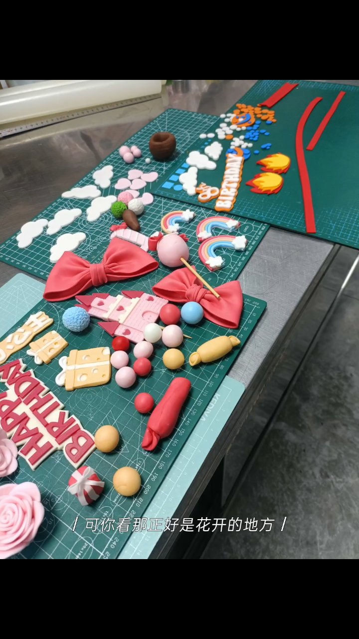 三层定制翻糖蛋糕,女孩动物奶油生日蛋糕