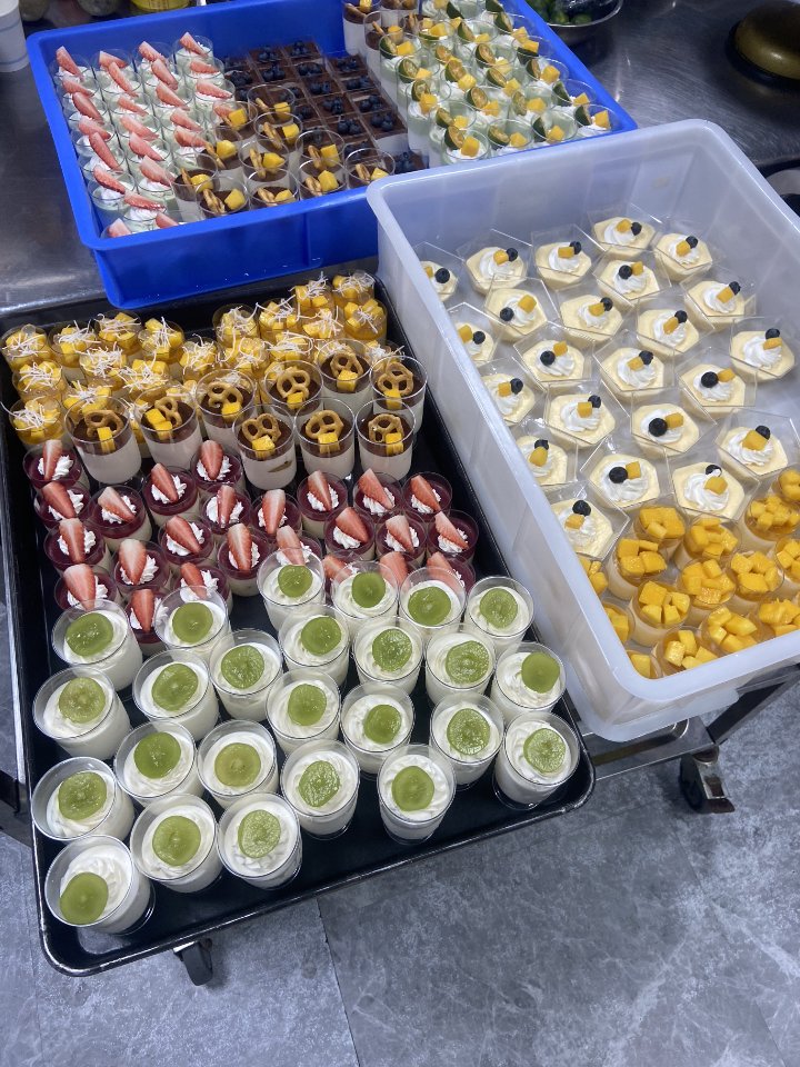 慕斯杯子蛋糕甜品台套餐,动物奶油水果蛋糕