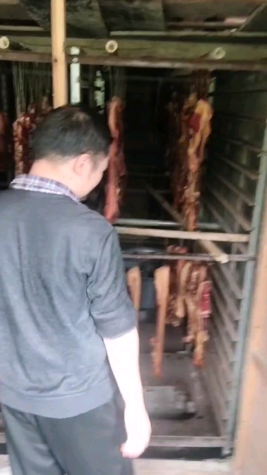 农村土猪柴火烟熏腊肉%真材实料才能做出好味道#自制腊肉#家乡
