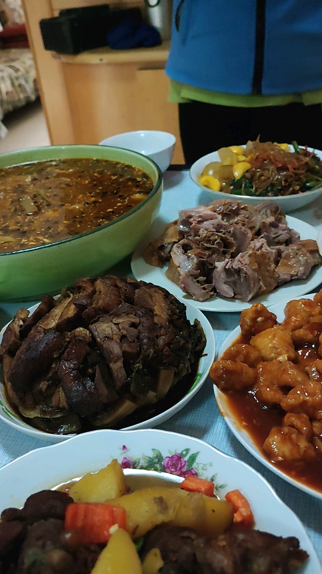 新疆石河子特色菜。大盘鸡,大碗鱼,大口吃肉。