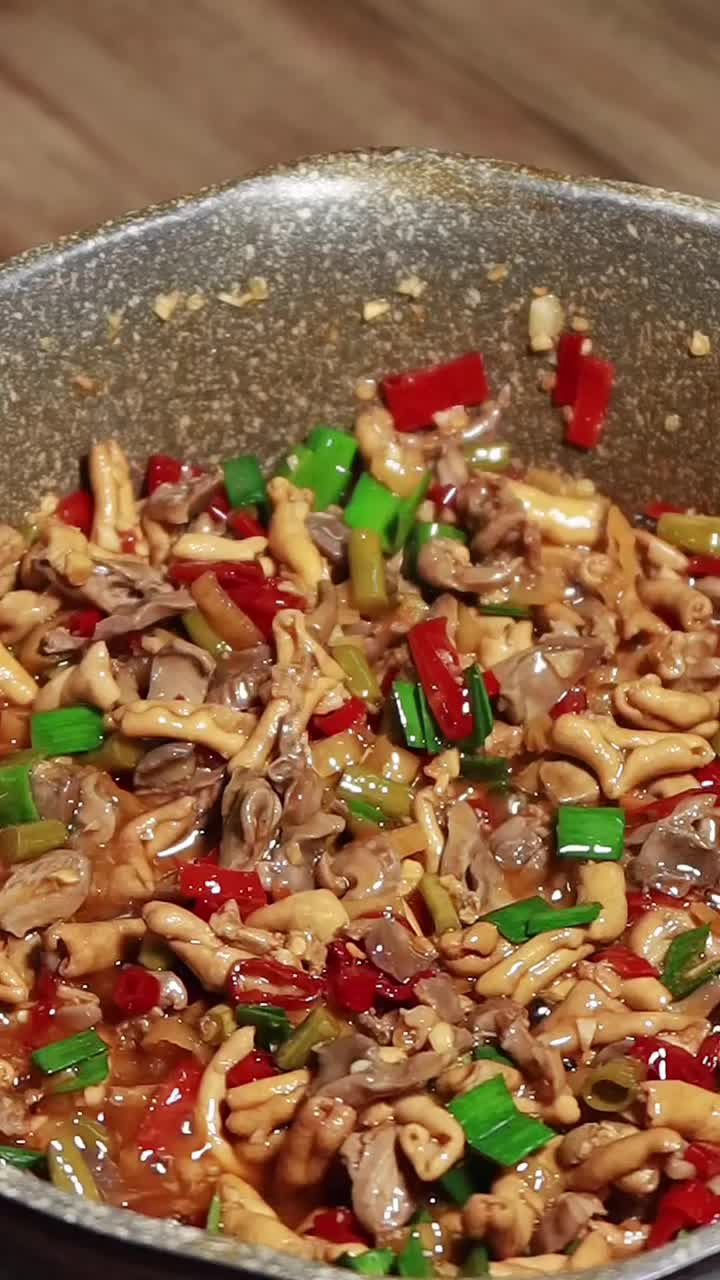 四川名菜【泡椒鸡杂】淋一大碗鸡杂在面上爽飞