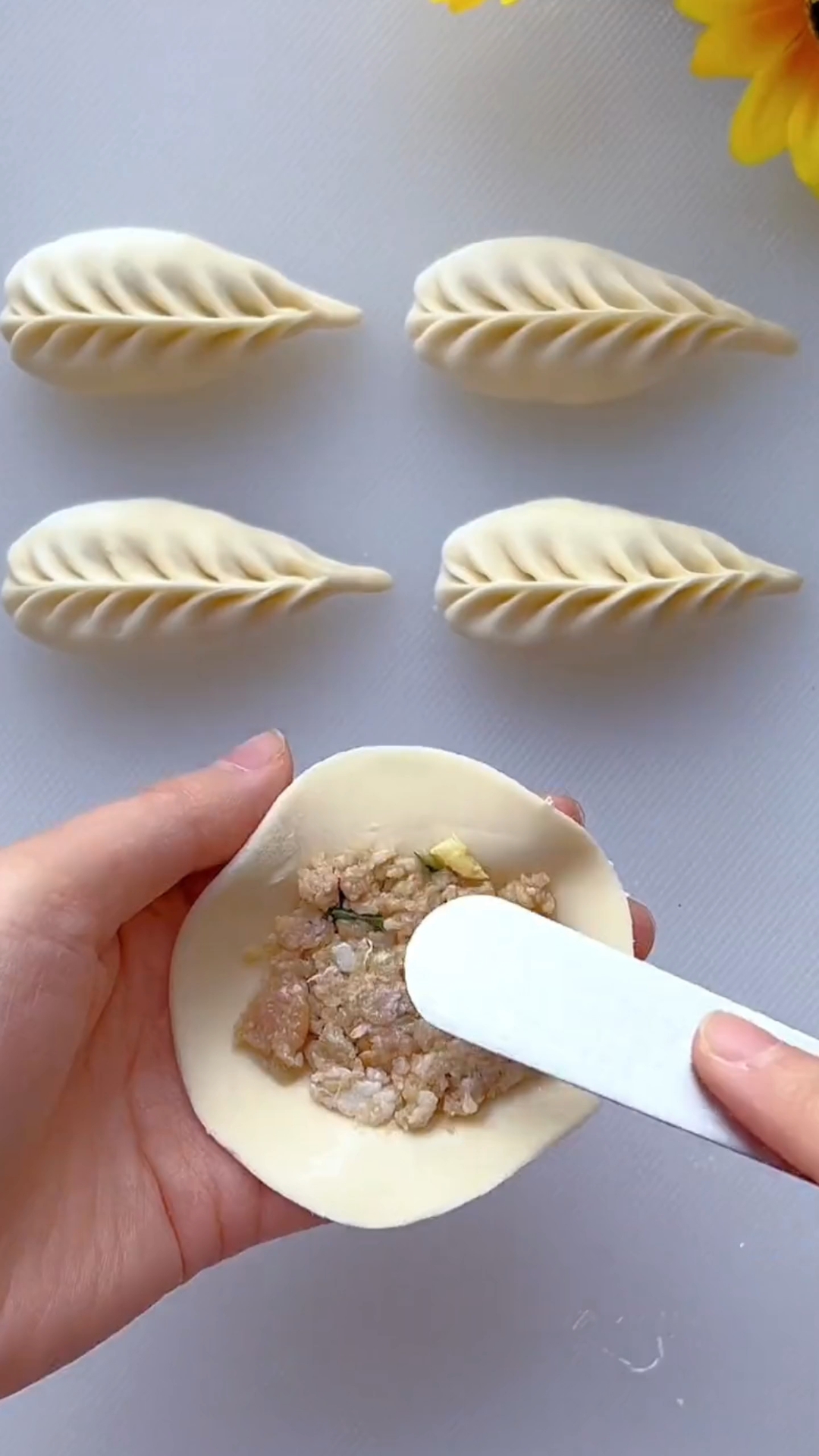 不会包柳叶饺看过来,来个慢动作教程包法