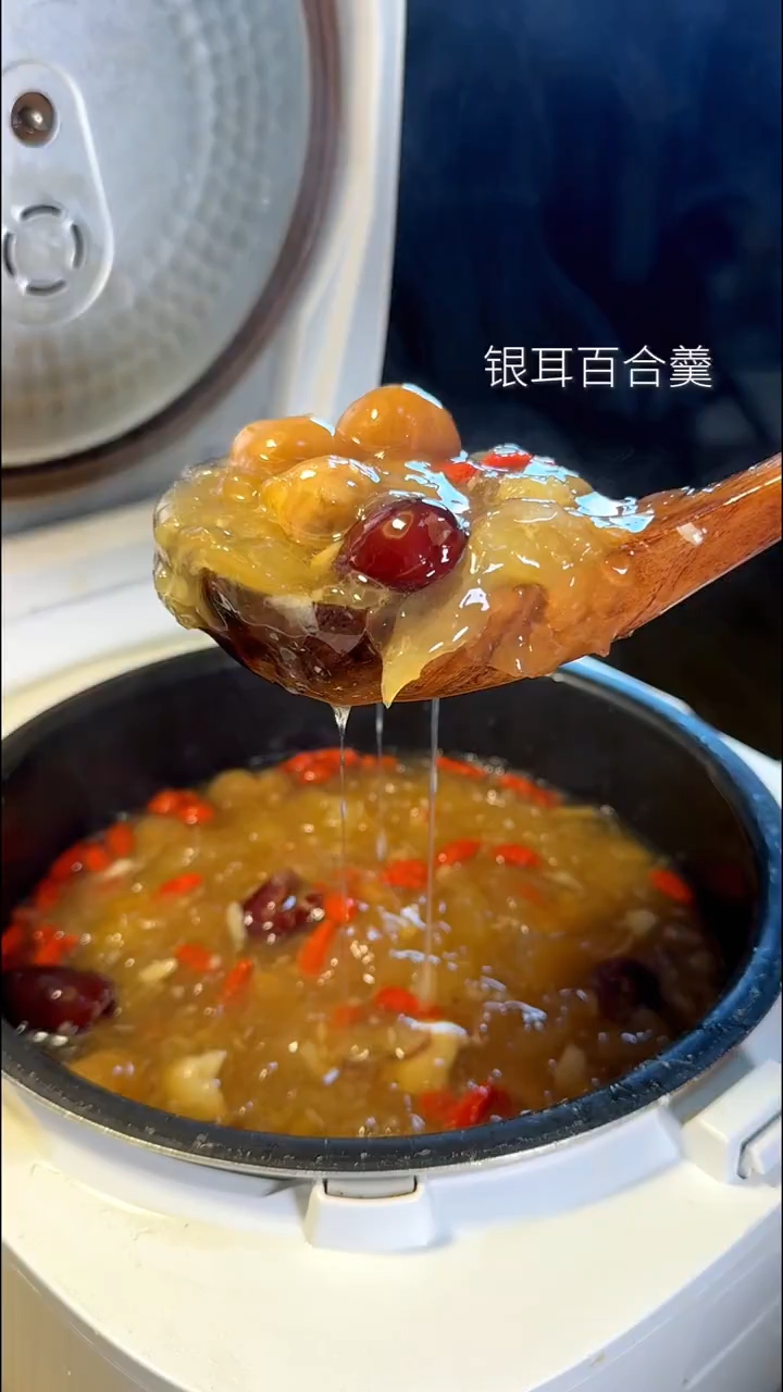 银耳百合羹详细教程来了,女孩子经常喝能省很多面膜!