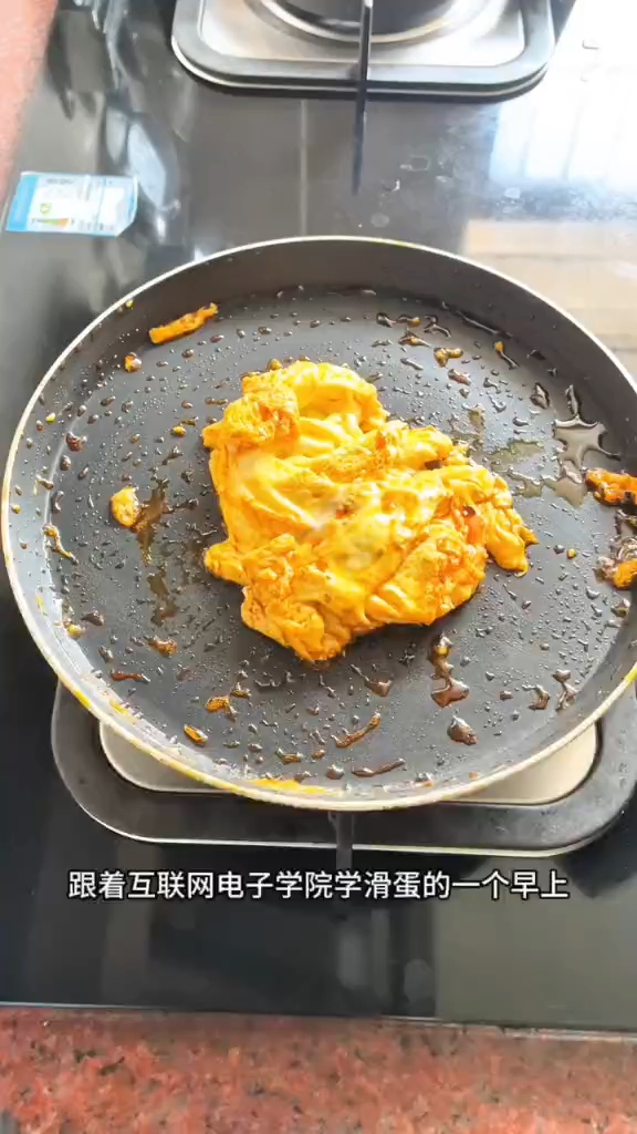 自己做火腿滑蛋汉堡+自制冰拿铁 美好的一天从早餐开始!