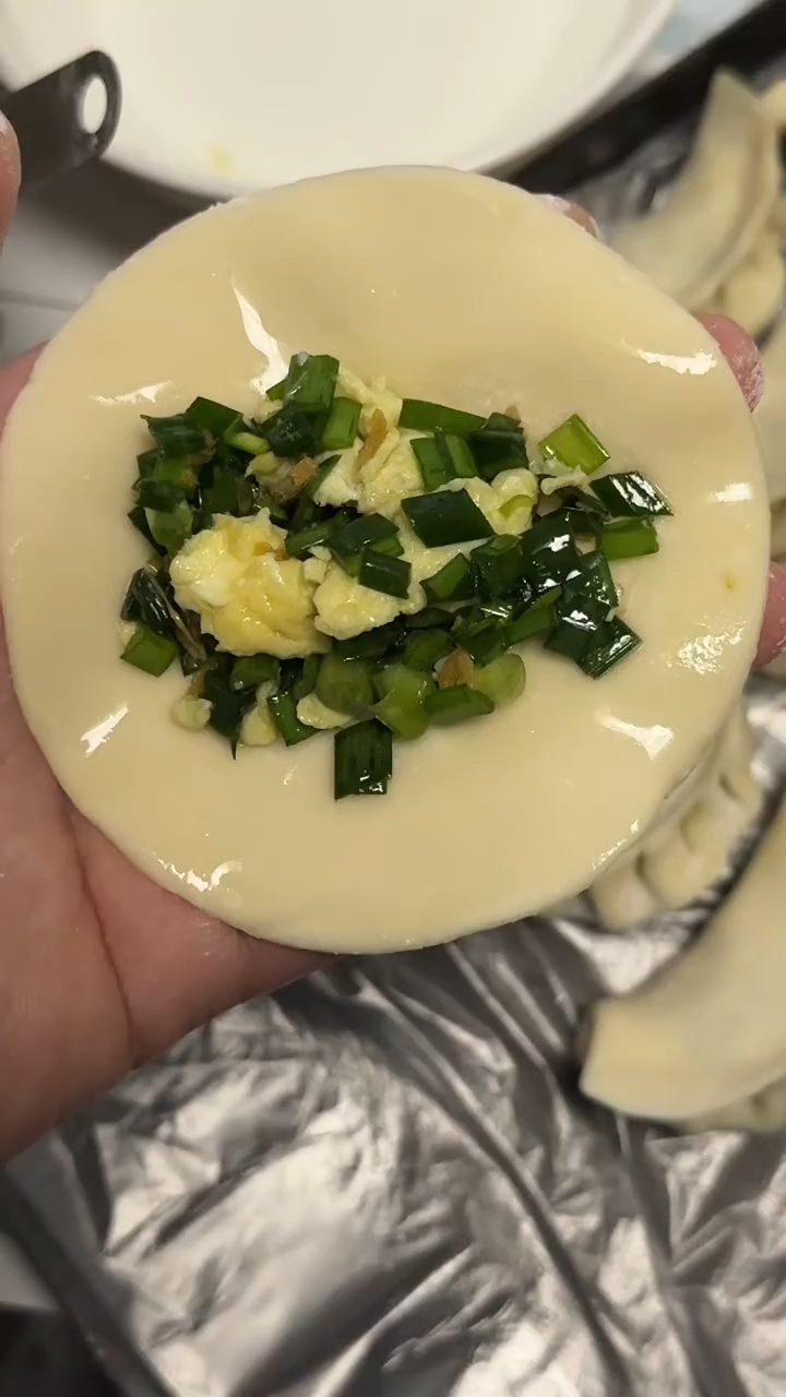 包饺子，捏褶子 多练就熟练了，捏出来的褶子都差不多