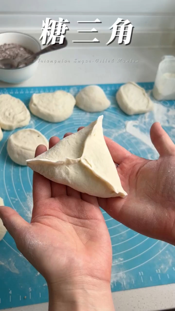 糖三角，吃过吗？简单又好吃～ 糖三角，香甜松软，吃了还想吃！