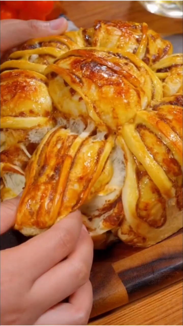 我是万万没想到，只需要三个鸡蛋一碗面，就能做出蓬松暄软面包！