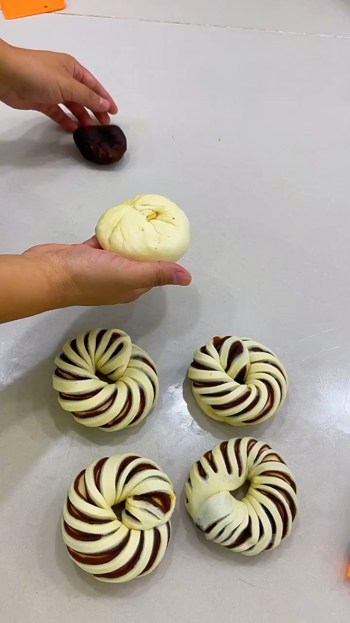 超简单的豆沙面包手法!看一遍就会,老人孩子都喜欢吃!