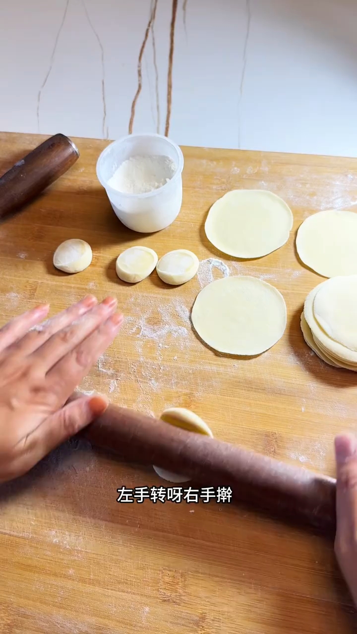 擀饺子皮详细手法教程!看一遍就会