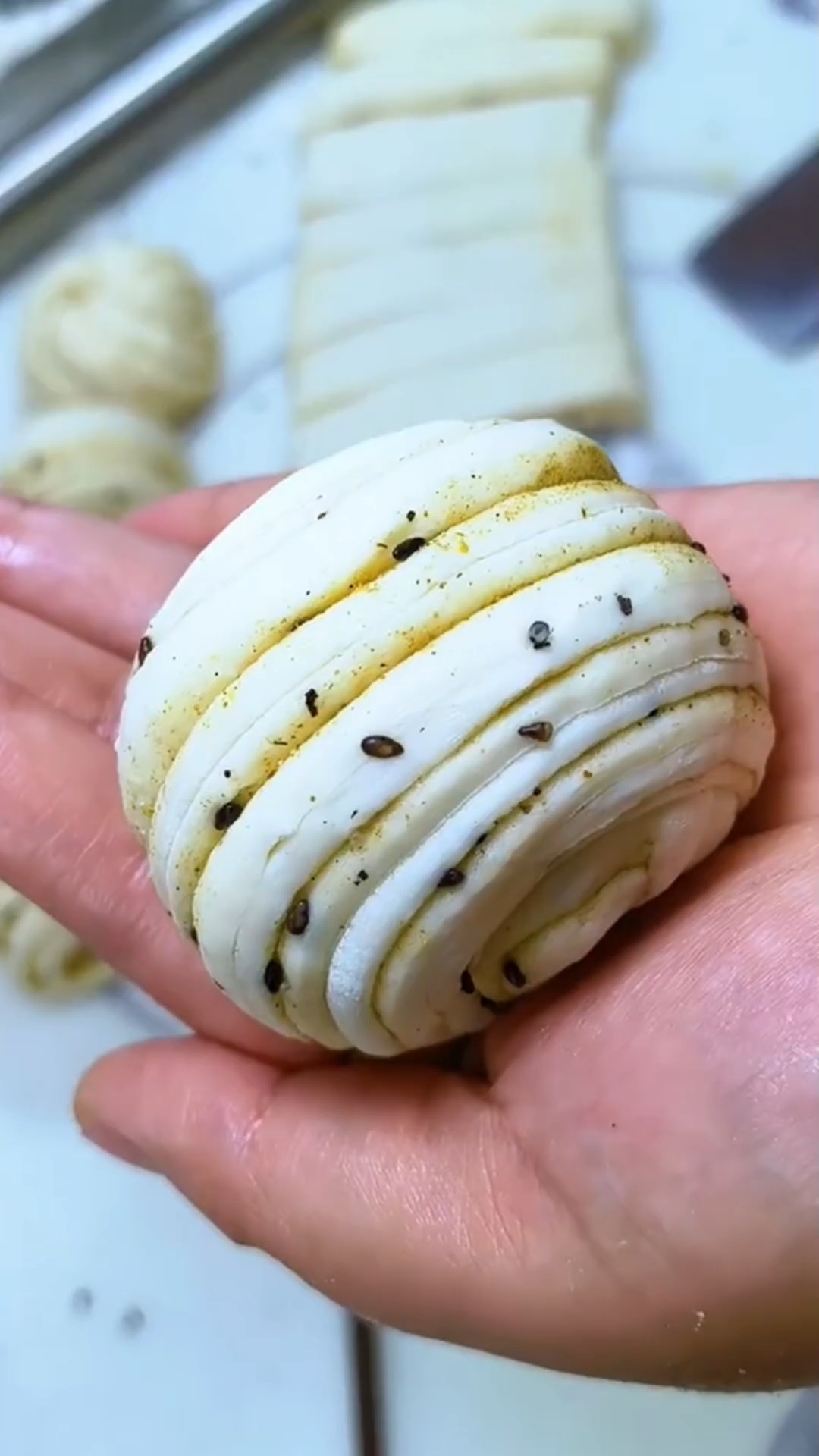 花卷手法 花卷这样压一下拧一拧,简单又好看,一次就能成功!