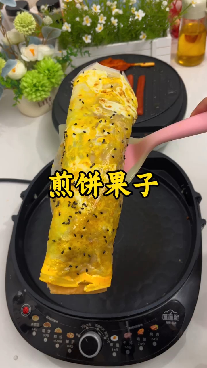煎饼果子简单做法来了,看一遍就会!