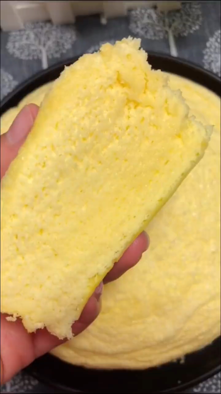 六个鸡蛋,一碗面粉就能做无水蛋糕,做法简单,你学会了吗