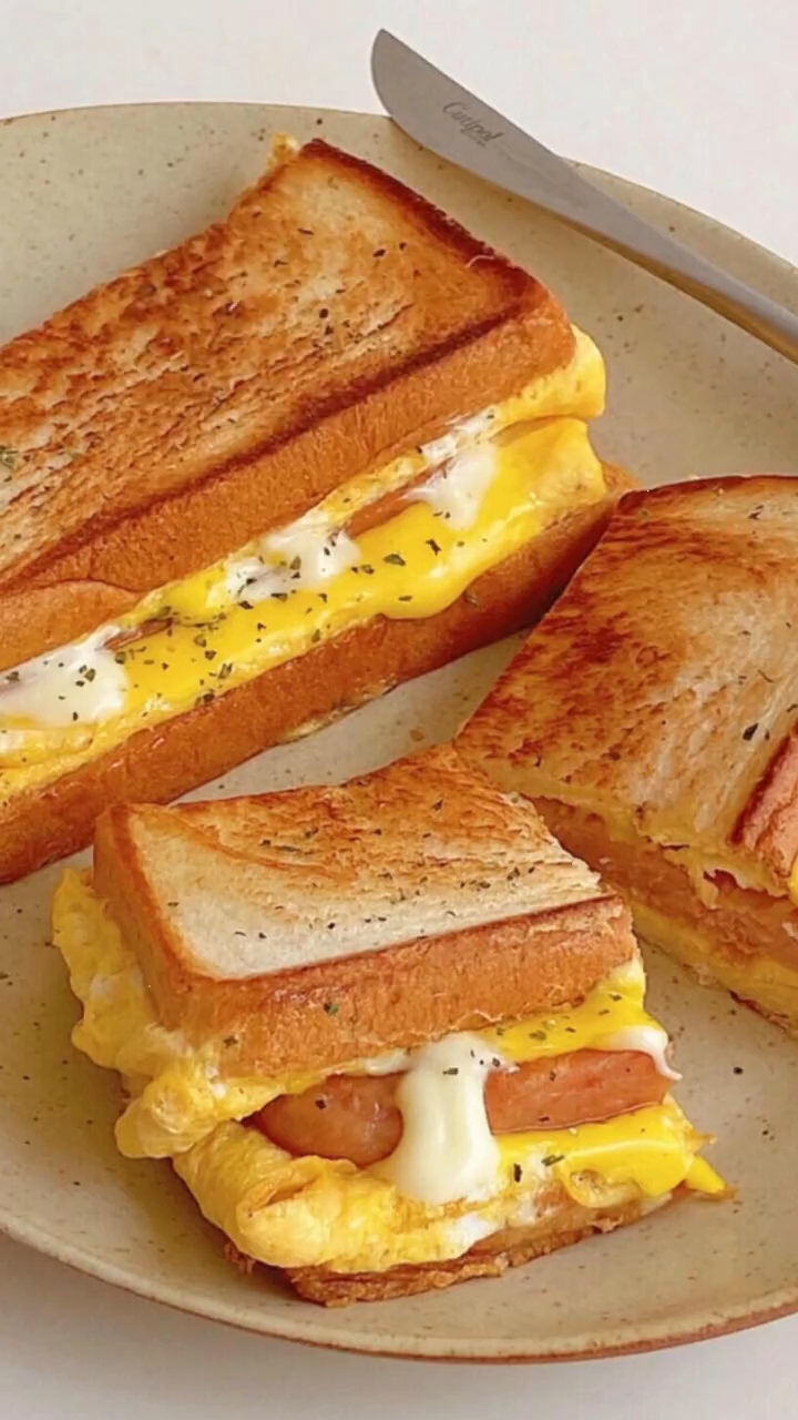 儿子吃了一口  就决定了以后的早餐就是它了!吐司!快手早餐!