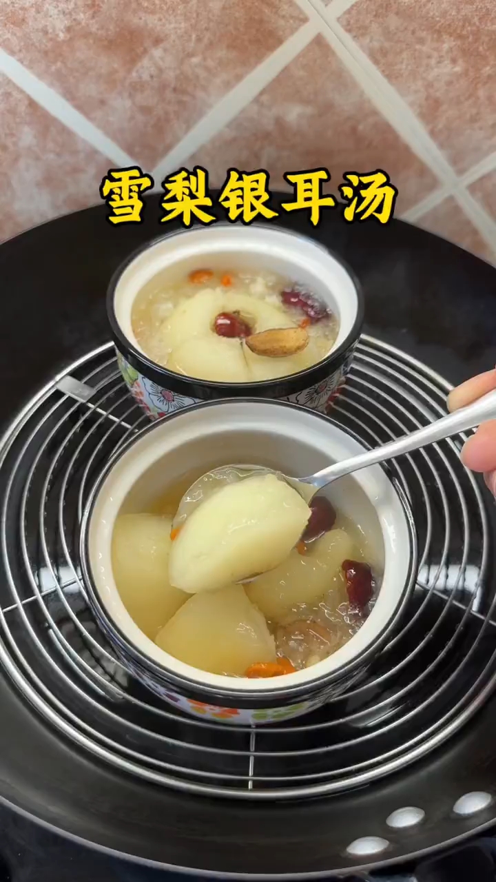 每到这个季节孩子嗓子就经常不舒服，试试这个银耳雪梨银耳汤！