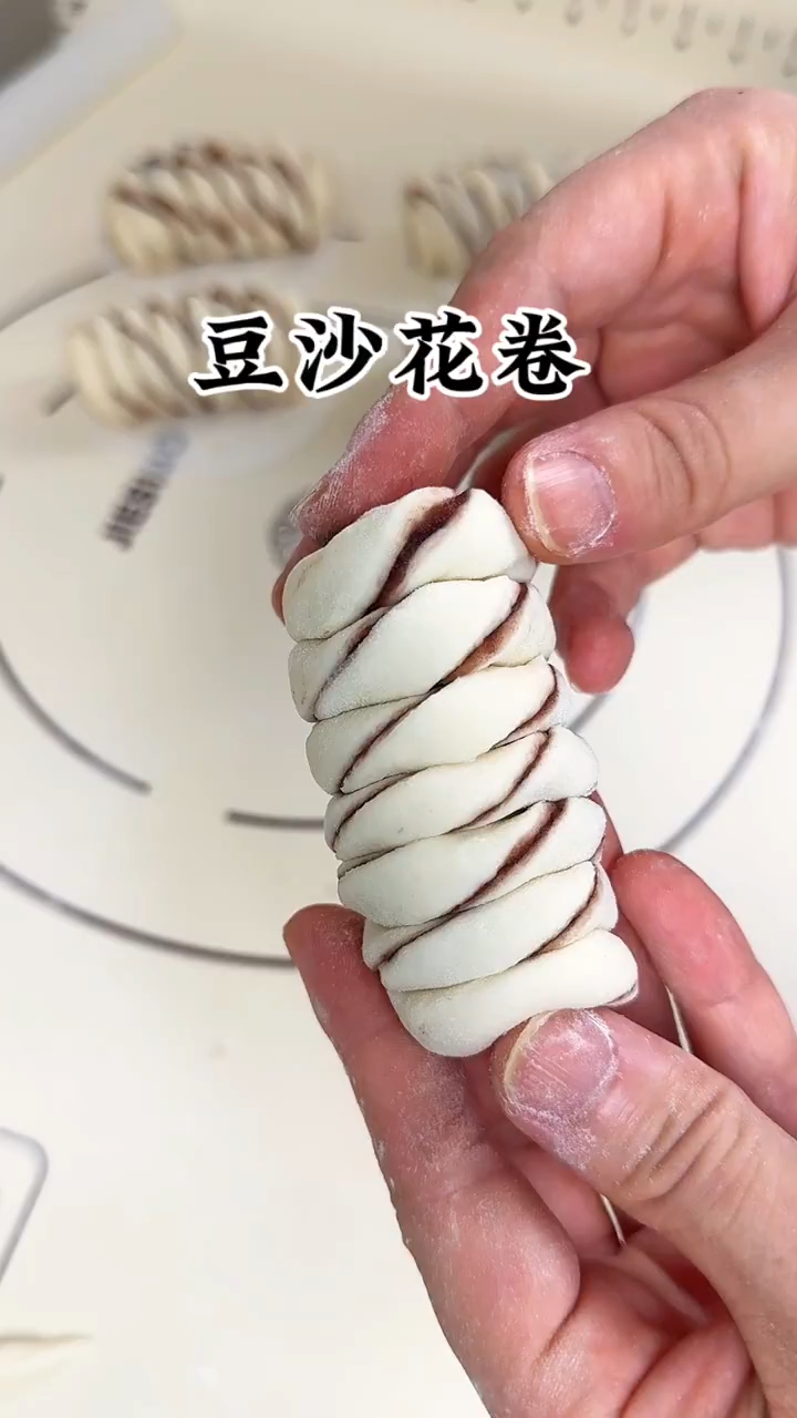 简单又好吃的豆沙花卷详细教程!