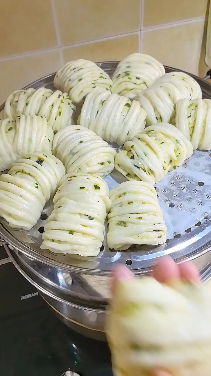 葱香椒盐花卷详细教程来了,简单易学,营养又好吃!