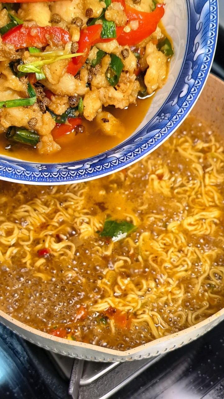 所有人谨记泡面这个吃法,双椒鱼泡面太好吃了。