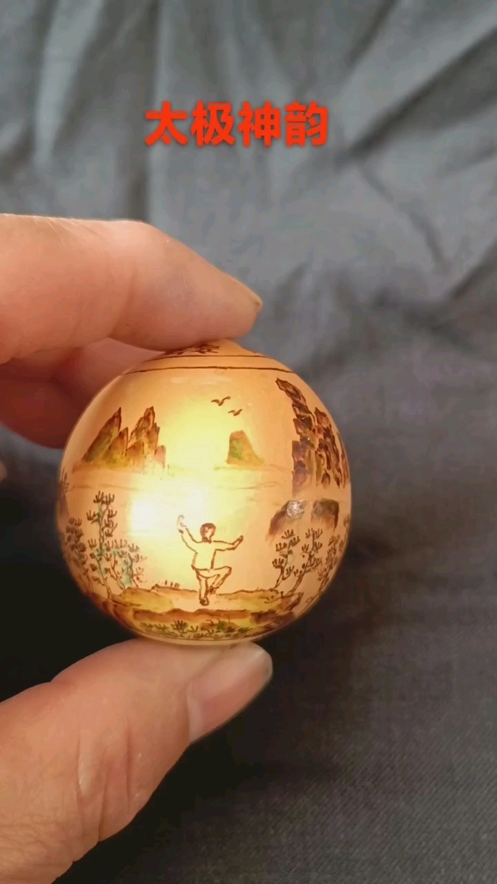 刚刚完成的葫芦烫画作品。在祖国的大好山川中鱼太极容为