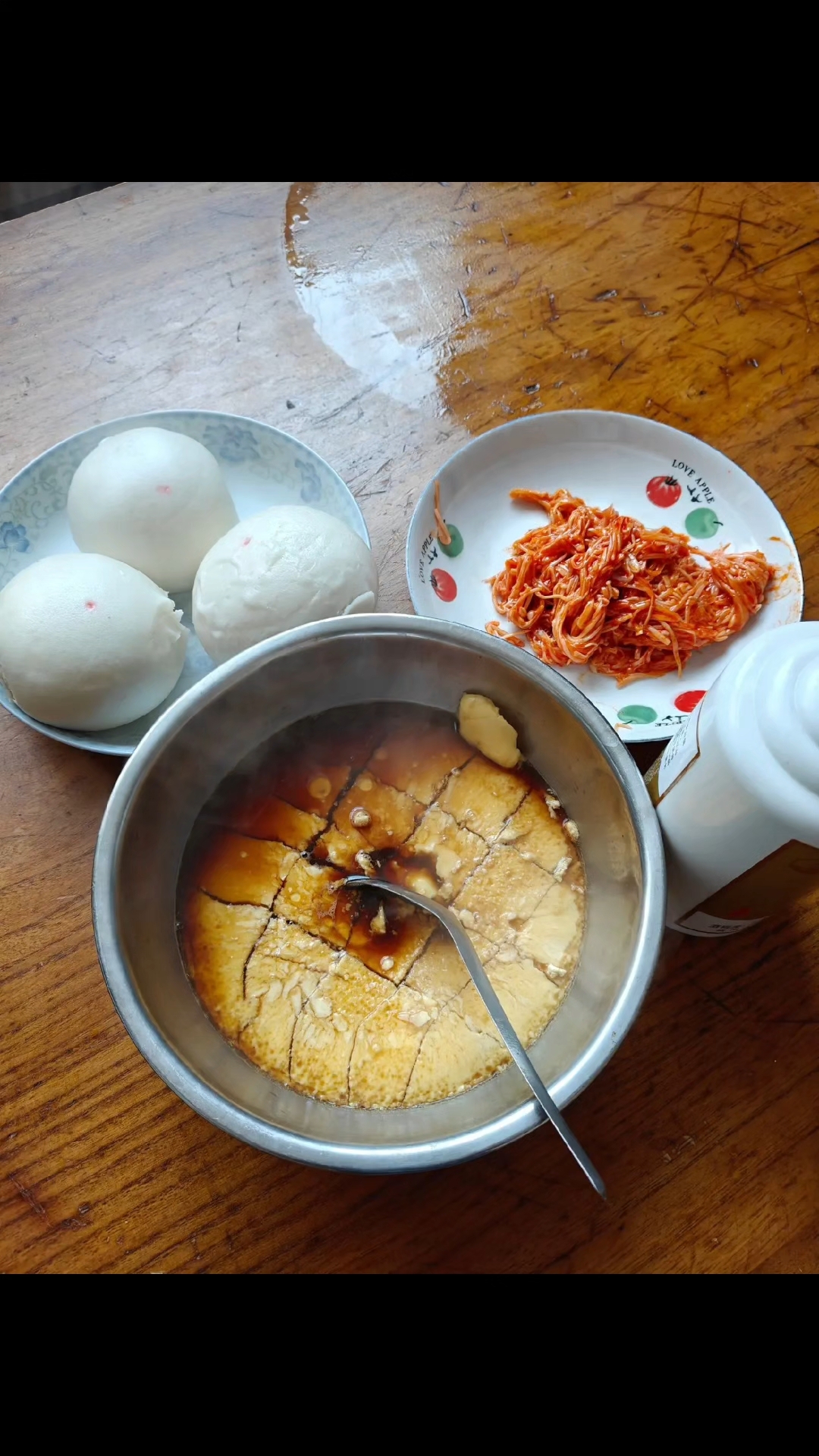 《家常餐食》馒头白白圆又胖,鸡蛋羹儿闪油光。金针菇丝盘中摆,