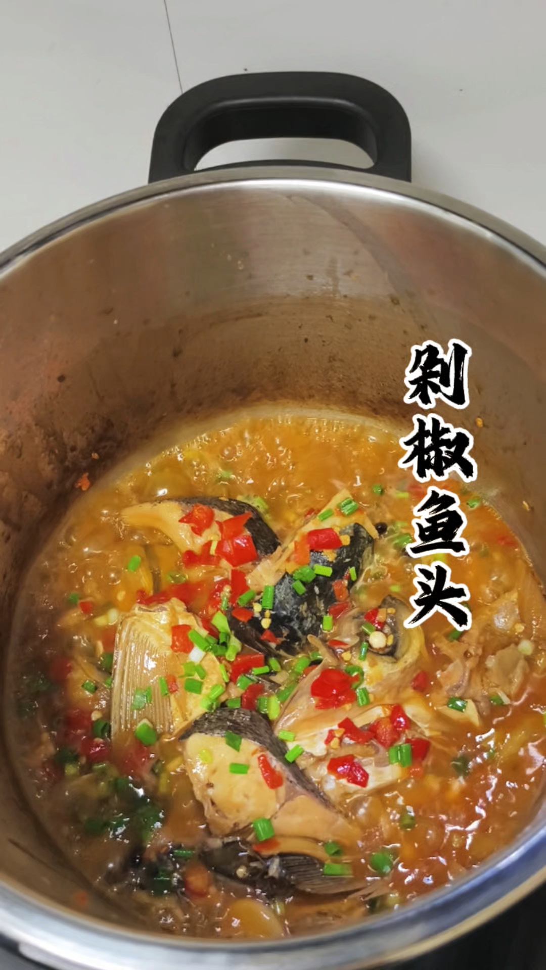 给你们看看5分钟就能搞定的剁椒鱼头有多香