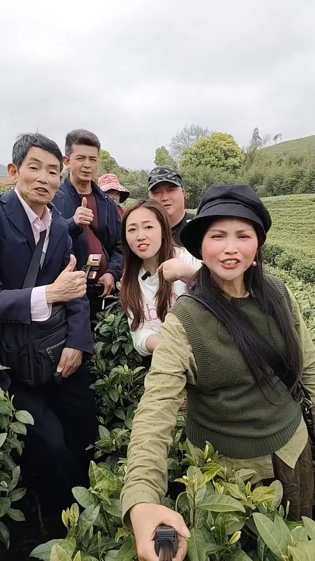 安吉宋泓茶园偶遇“表情包”大叔,这反应太真实了!#我的美好春日游#