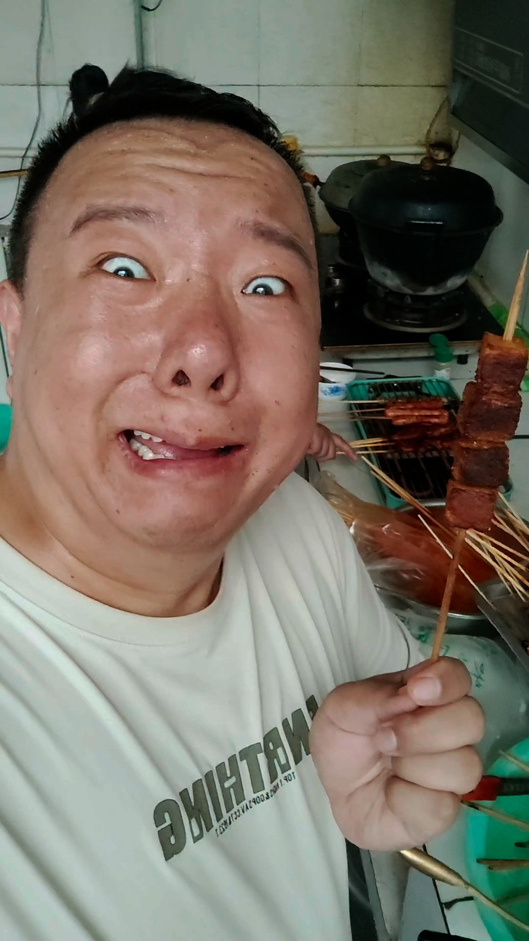今晚的烤鸡翅、烤鸡皮、烤鱼豆腐、烤香肠、真香啊