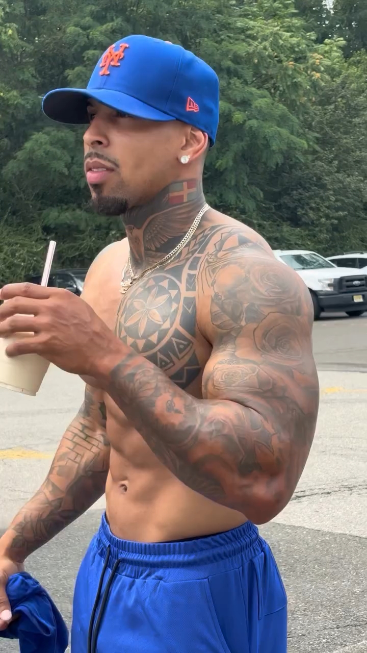 肌肉纹身的男人是不是显得很痞,你会找这样的男朋友么?