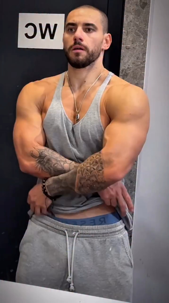 男朋友的八块腹肌真的太吸引人了