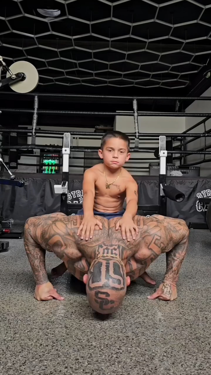 陪爸爸一起锻炼,这小孩长大了也得是肌肉男