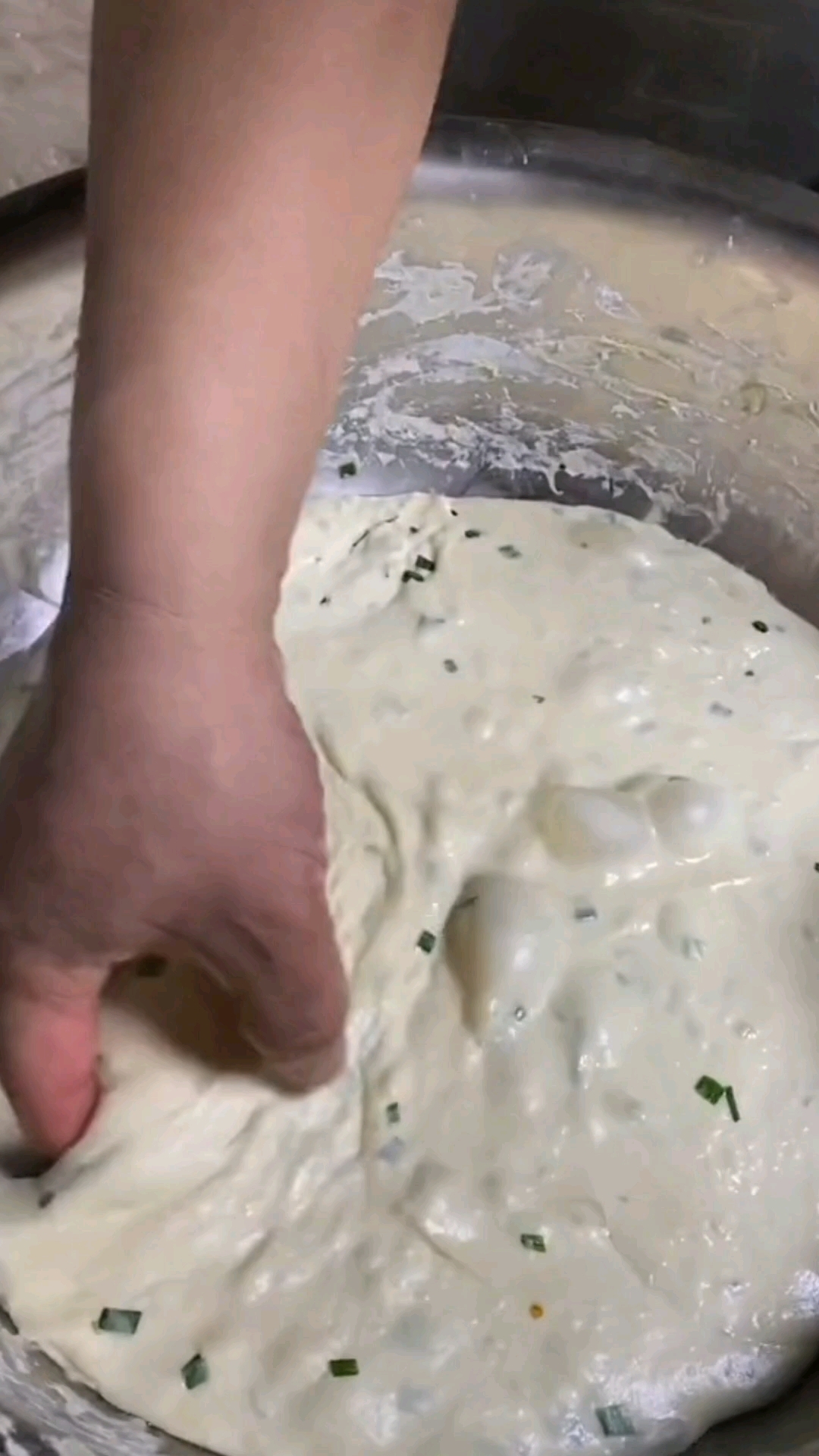 金黄酥脆+层次分明,一口沦陷!油炸葱油饼做法