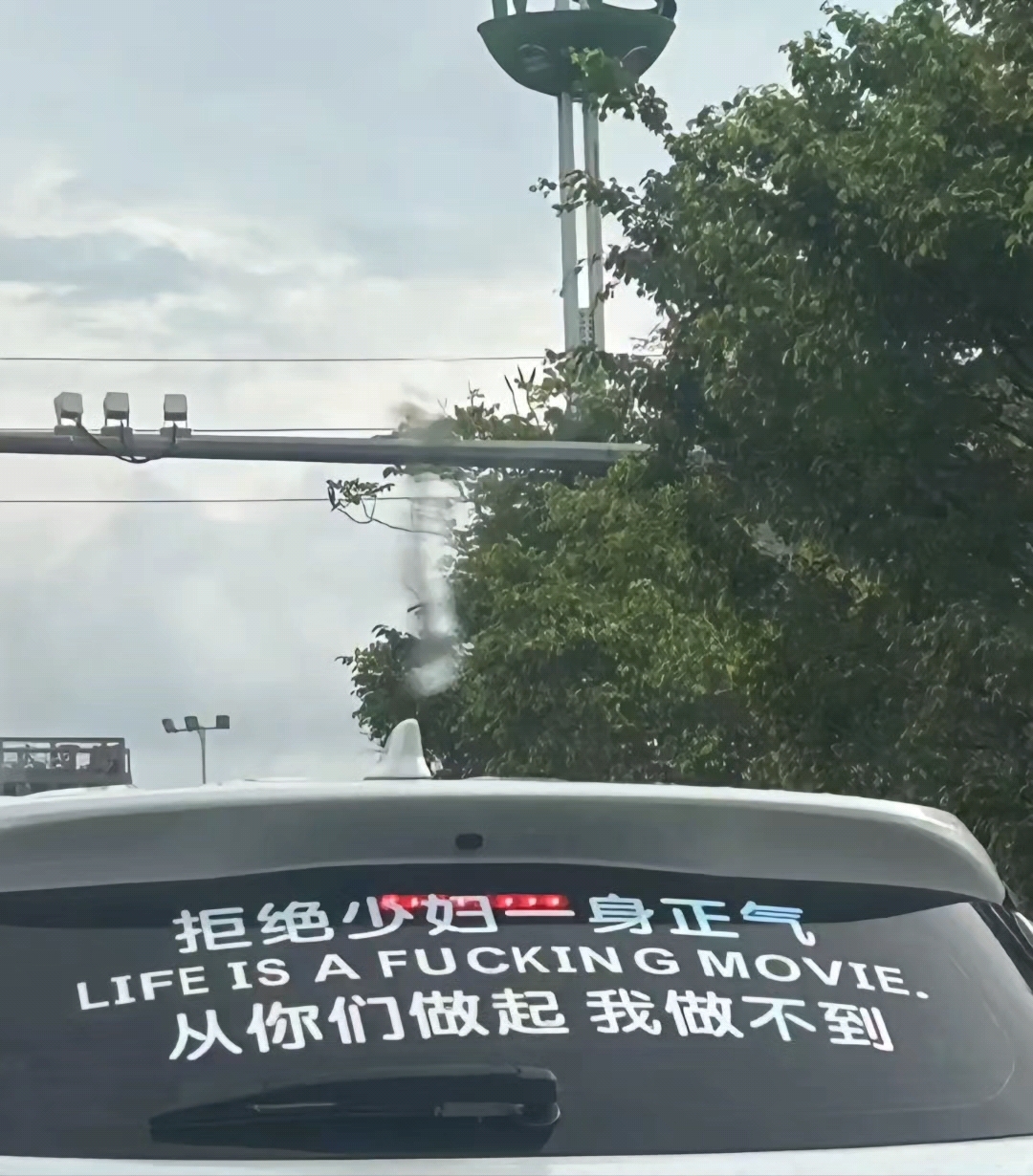 梗图哥哥:没有不辣的香辣鸡腿堡