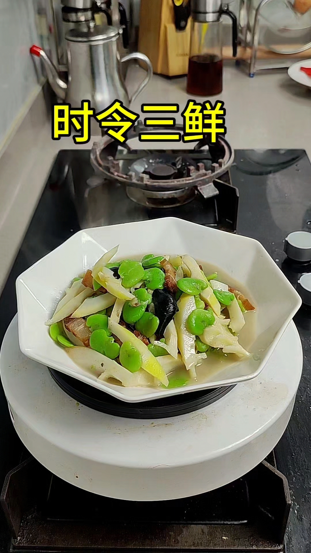 时令三鲜,今天这道菜具有春天的味道,相当的鲜美,好吃。