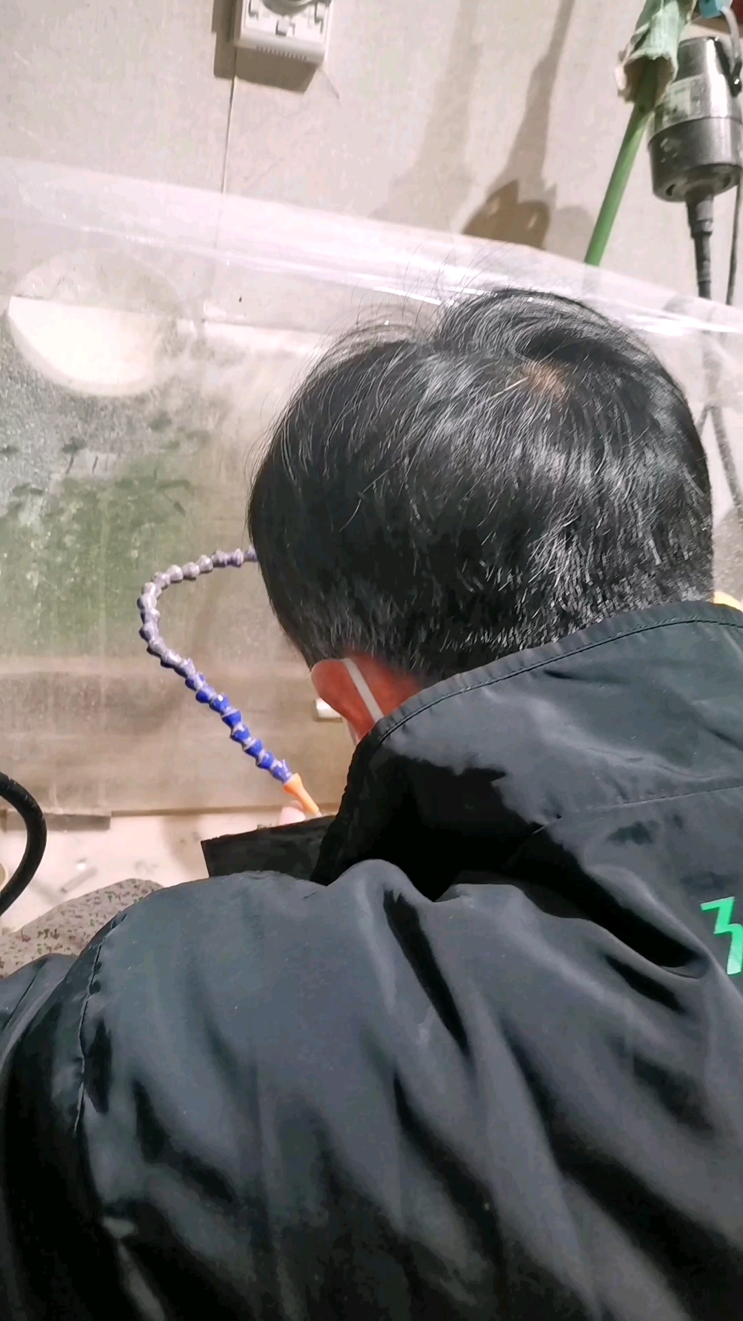 郑州市工艺美术大师崔新刚采用广西鸡血石设计雕刻《杜岭方鼎》
