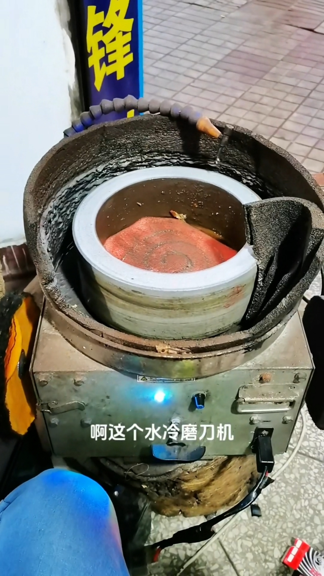 用旧的水盘式水冷磨刀机,磨硬质菜刀的磨削力和砂轮的损耗量展示