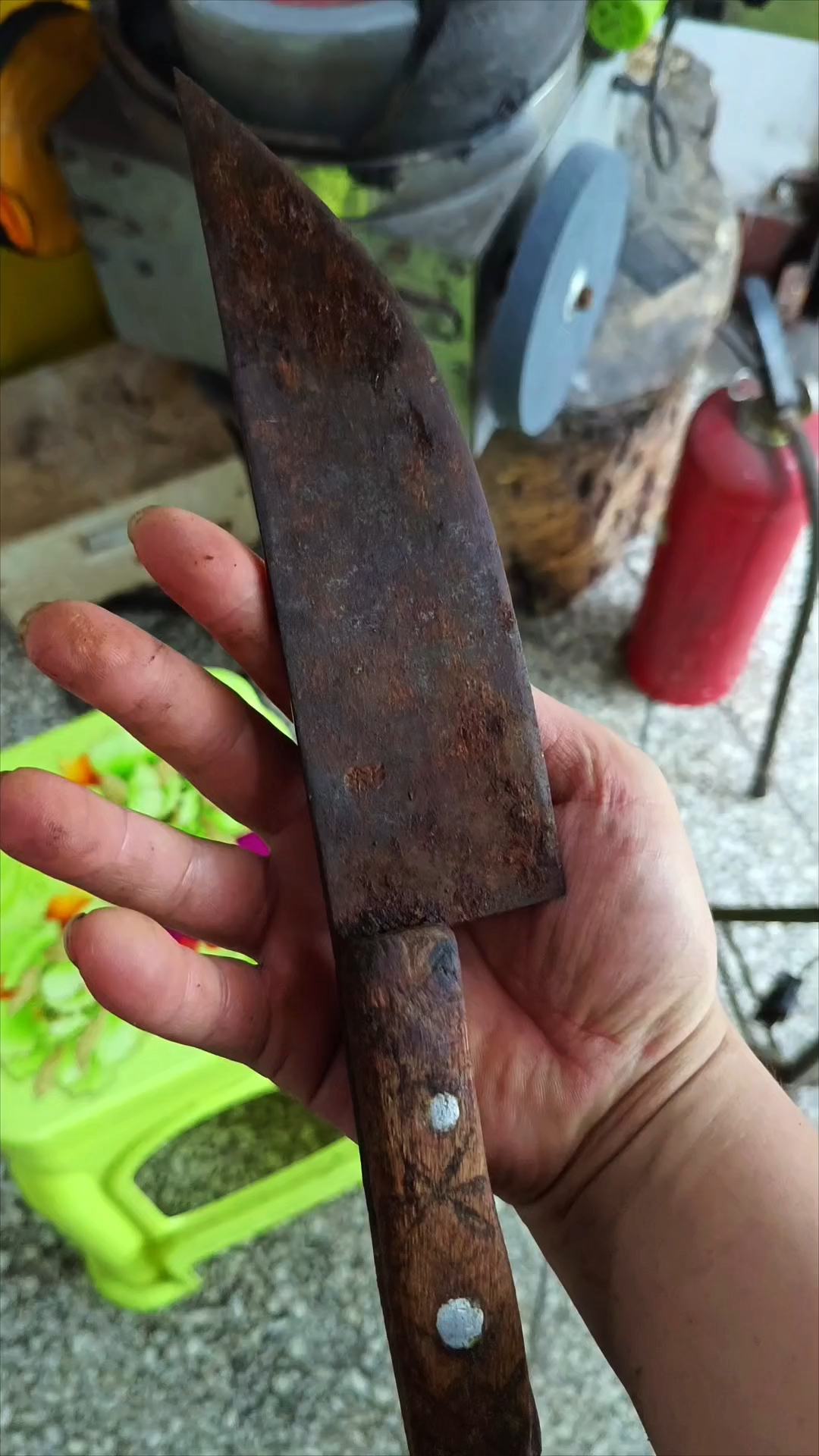 用这磨刀方法和工序,生锈的菜刀猪肉分割刀也可以锋利如新!