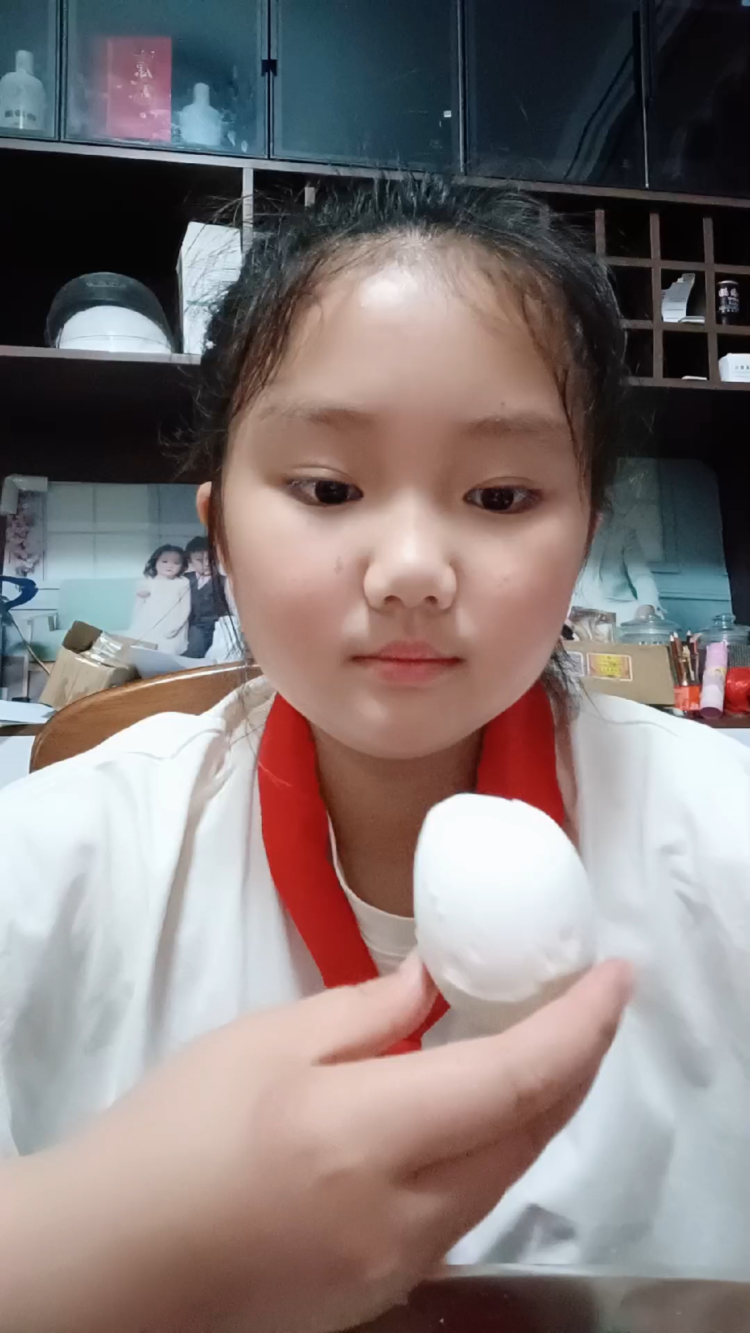 宝宝们吃咸鸭蛋啦。