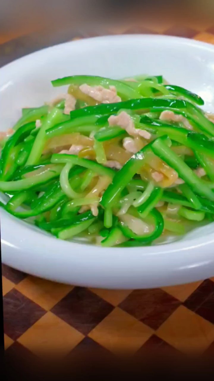 黄瓜新吃法:爽口榨菜炒黄瓜丝