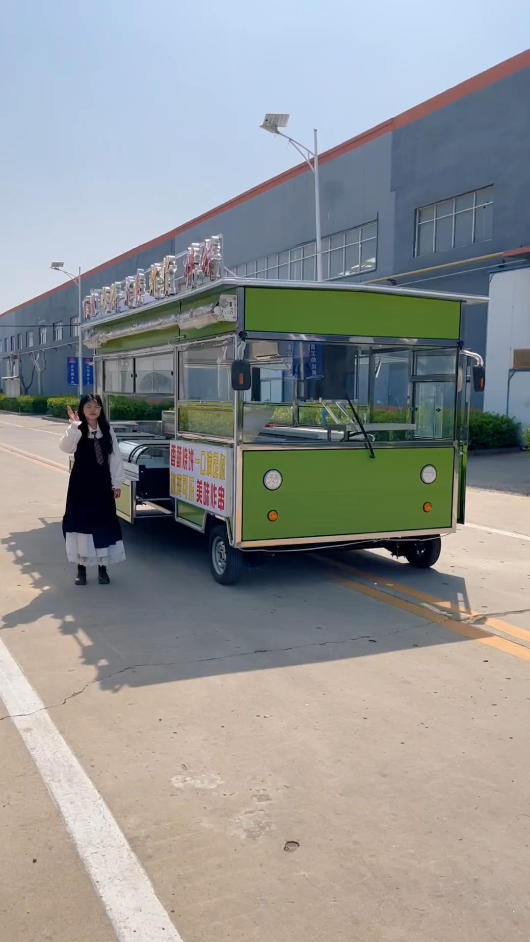 电动四轮厨房一体餐车