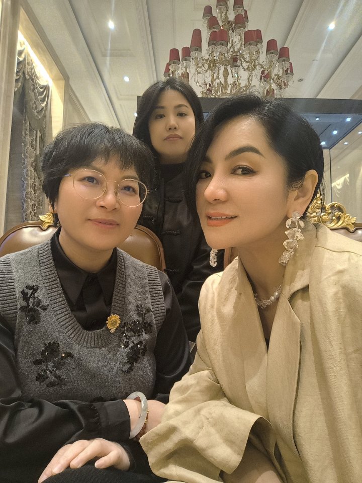 谁说浪漫只能成双成对?情人节三人行,友谊万岁!