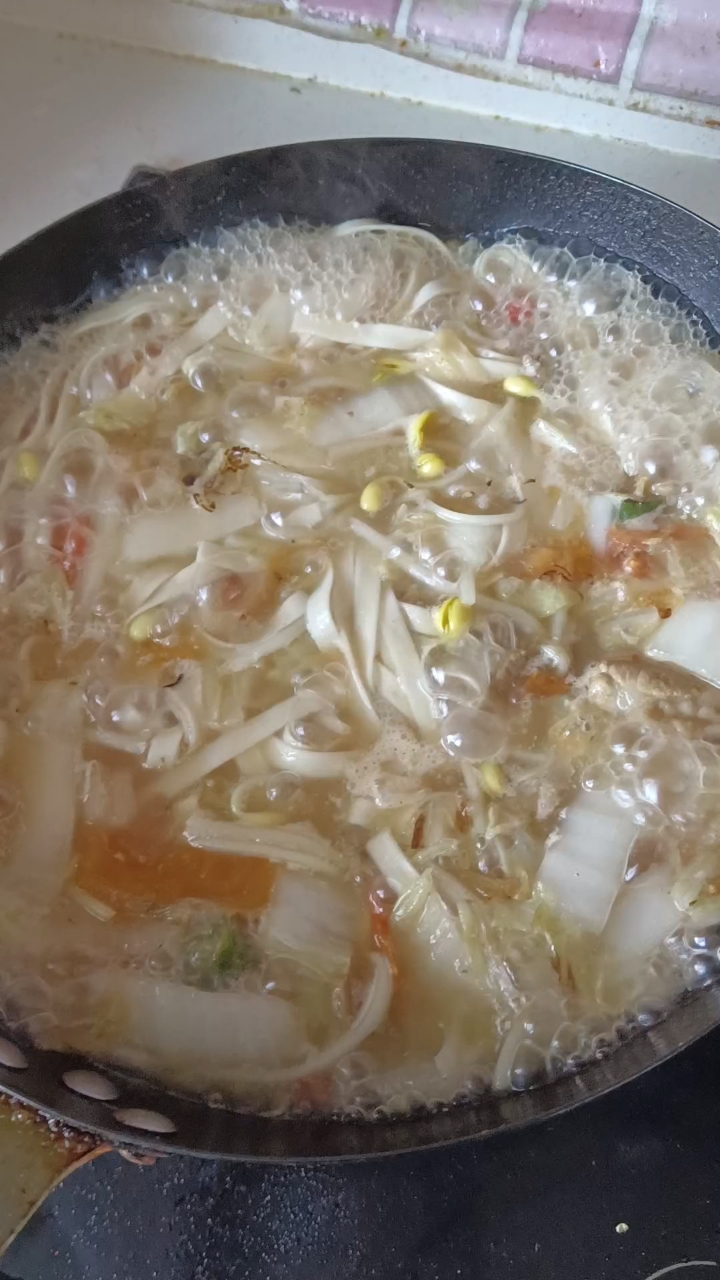 我自己今天中午做的西红柿辣椒还有豆芽白菜和虾米做的汤面很好吃