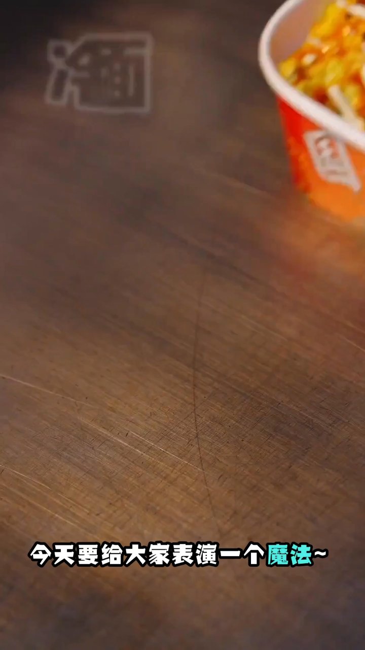 街头美食双雄：芝士火鸡面的激情与烤冷面的沉稳
