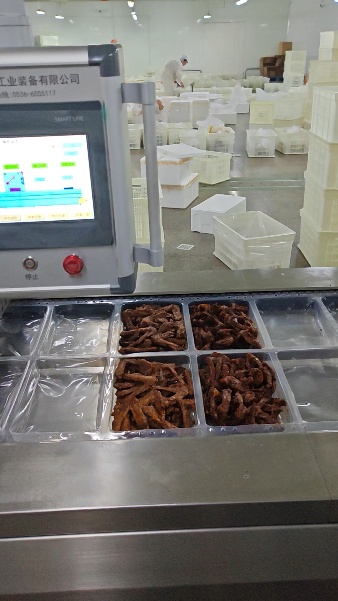 鸭翅鸭掌鸭脖鸭头鸭货绝味周黑鸭硬盒自动成型拉伸膜真空包装机