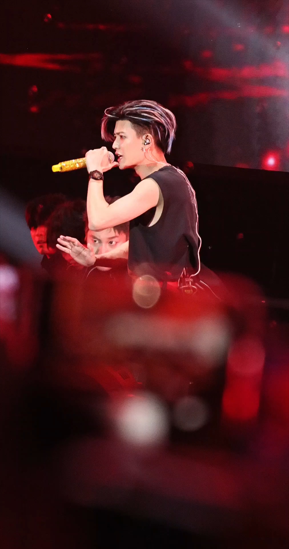 这手臂肌肉线条分明,拉丝的感觉,太帅了